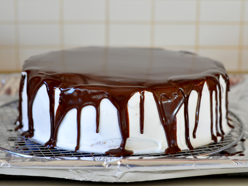Gâteau d'anniversaire aux fraises et crème fouettée8