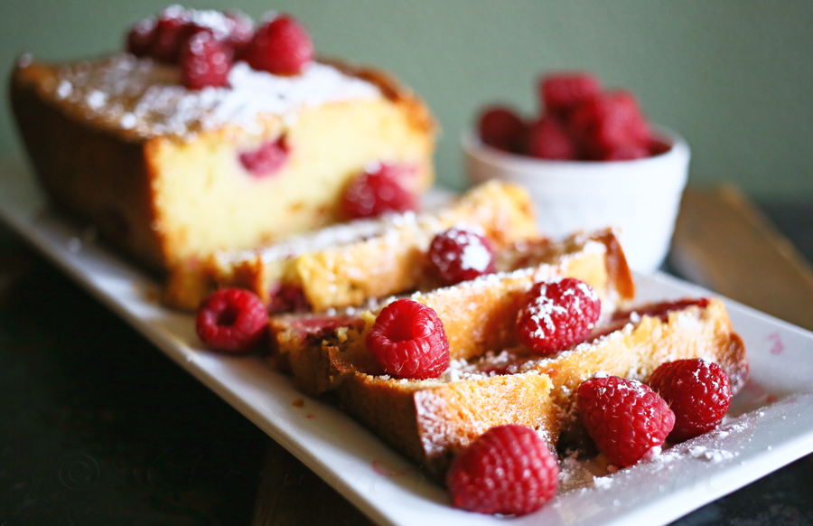 Cake fondant aux framboises et chocolat blanc