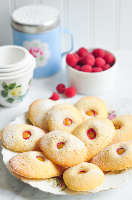 Madeleines à la framboise fourrées au lemon curd1